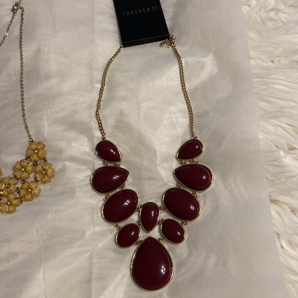 5 statement neckless one is brand new see pictures and others are used - Picture 2 of 8